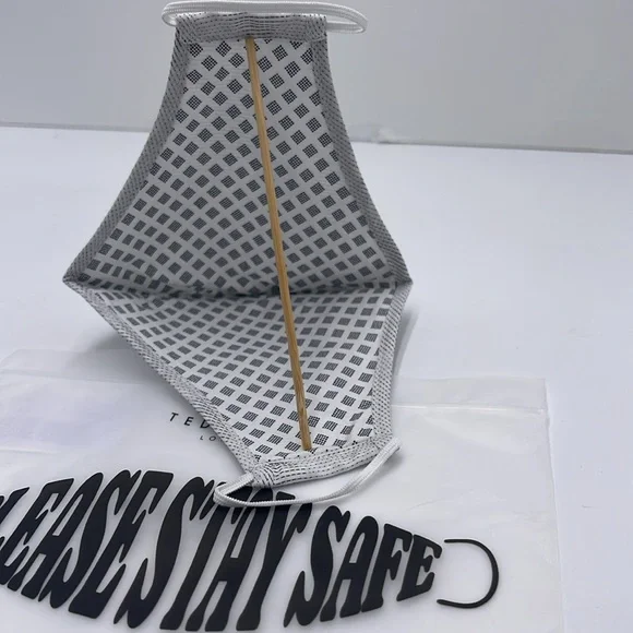 TED BAKER LONDON Reversible Reusable FACE MASK
NWT
OS - Picture 7 of 12